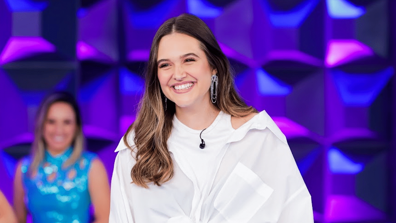 Juliana Paiva sorridente durante participação no Programa Silvio Santos