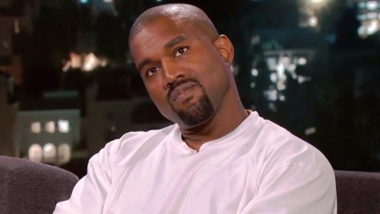 Foto de Kanye West reflexivo em entrevista