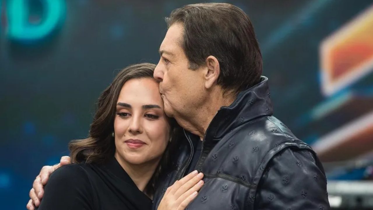 Foto de Lara Silva recebendo beijo na testa de Faustão