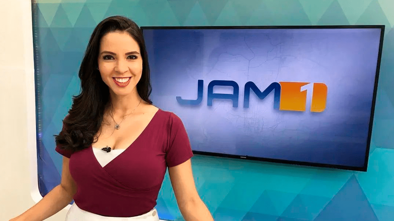 Imagem com foto da jornalista Larissa Santiago, que ficou apenas 30 dias na TV A Crítica, emissora de Sikêra Jr.