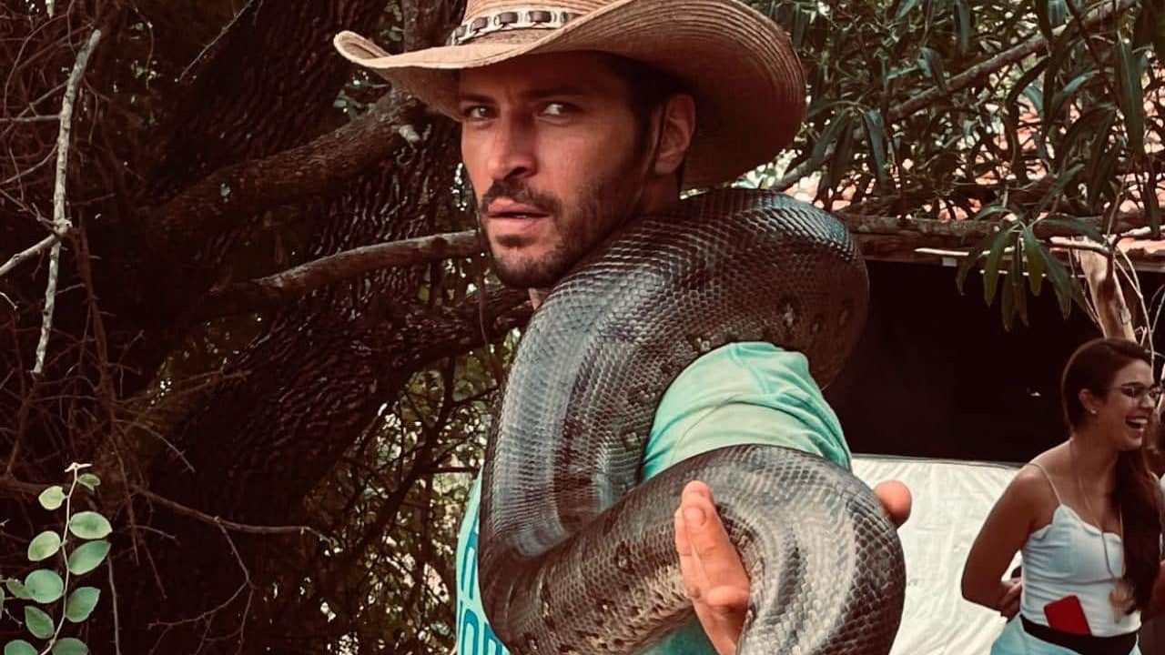 Em novela da Globo, Leandro Lima em momento com uma cobra