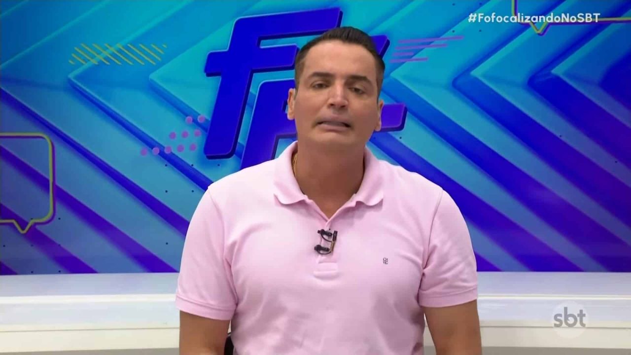 Foto de Leo Dias no estúdio do Fofocalizando