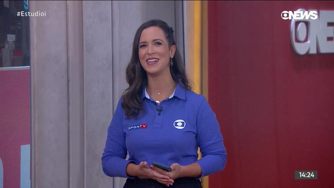 Lívia Laranjeira foi uma das convocadas para a cobertura no canal de notícias da Globo: mesma blusa por 17 dias (foto: Reprodução/GloboNews)