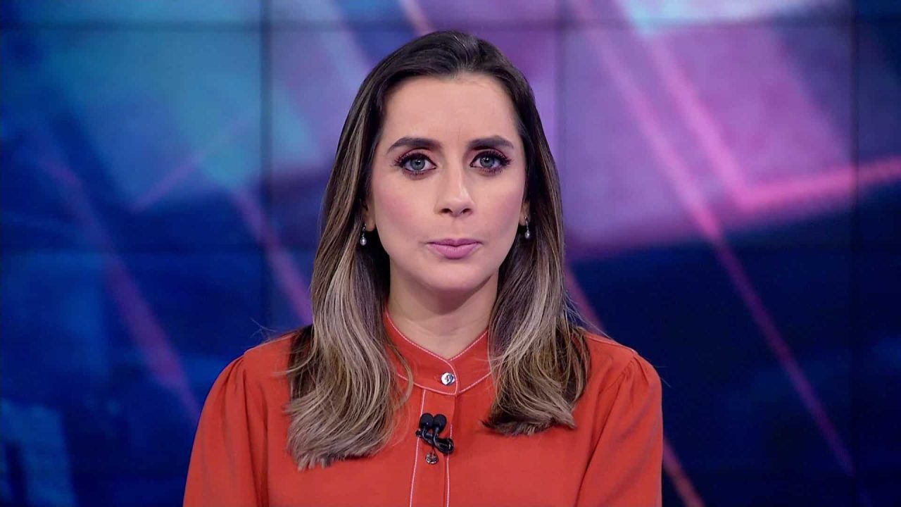 Foto da apresentadora Lívia Raick na bancada do SBT Brasil