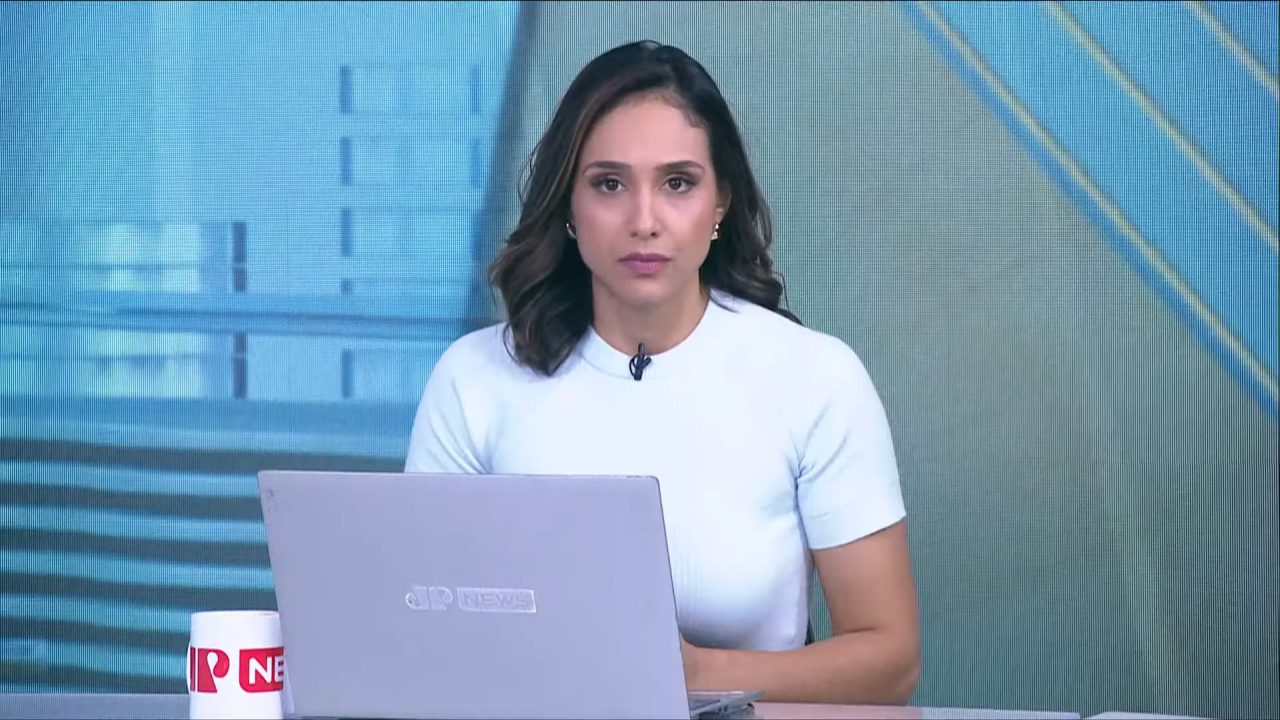 Foto da apresentadora Lívia Zanolini no estúdio da Jovem Pan