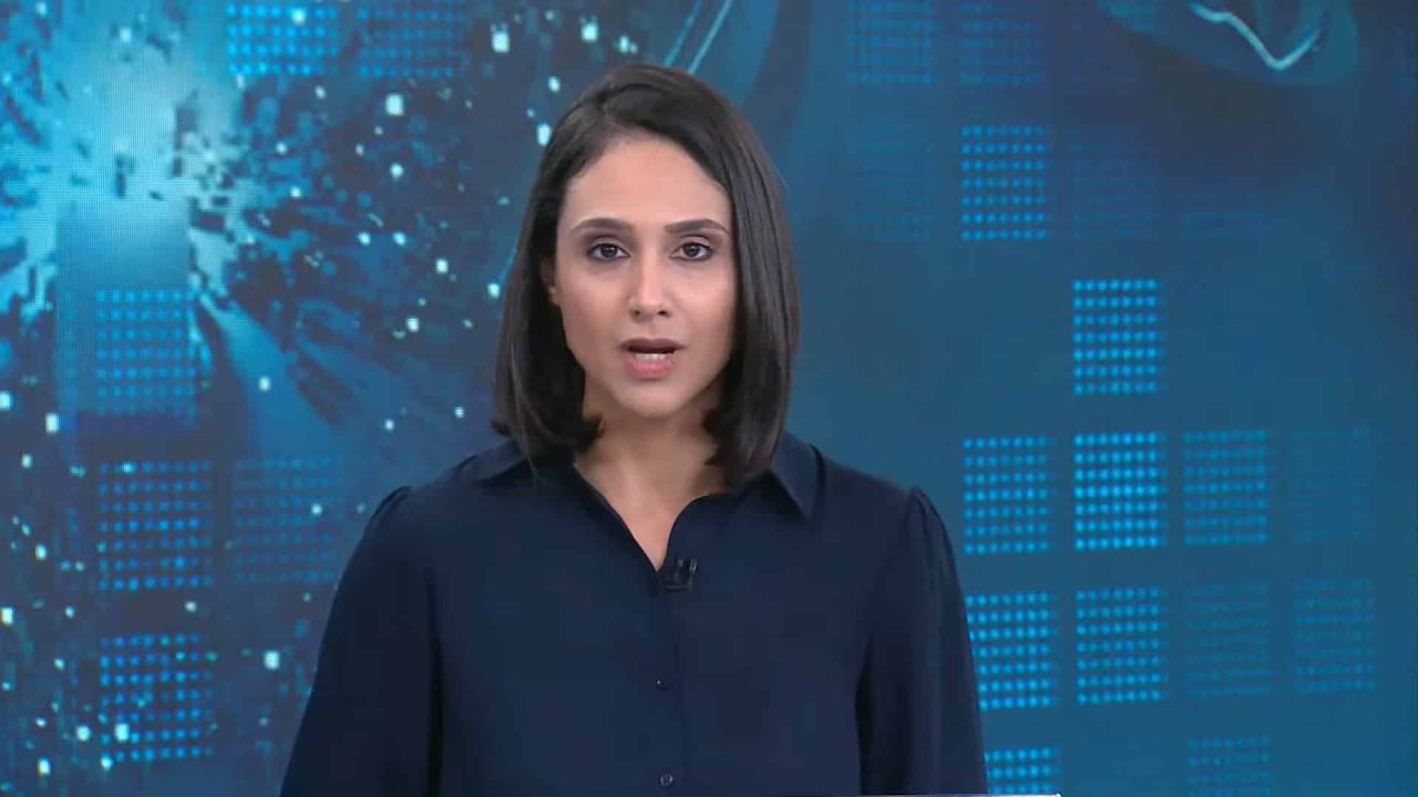 Foto da apresentadora Lívia Zanolini no estúdio do Jornal da Manhã, da Jovem Pan