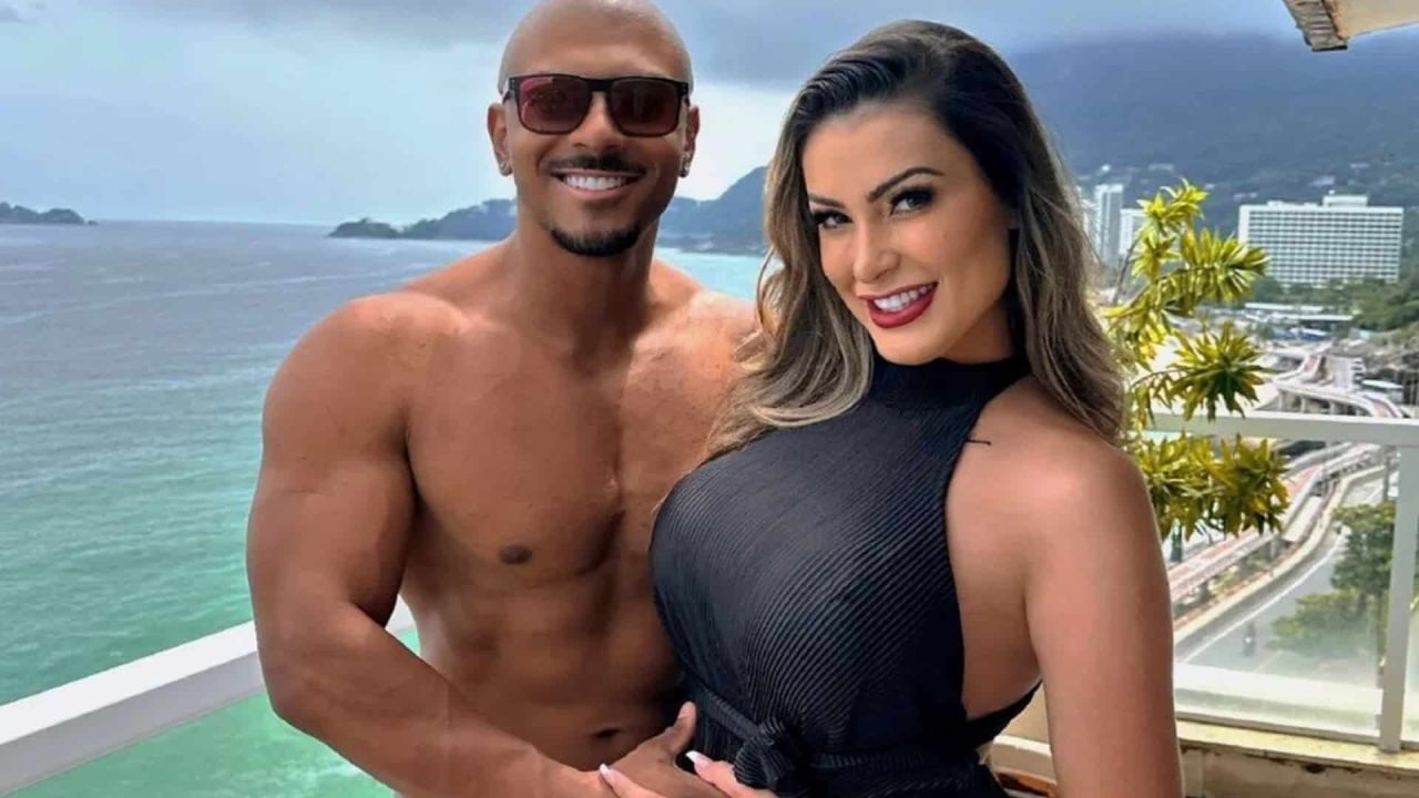 Foto de Lucas Matheus Ferraz e Andressa Urach em frente ao mar