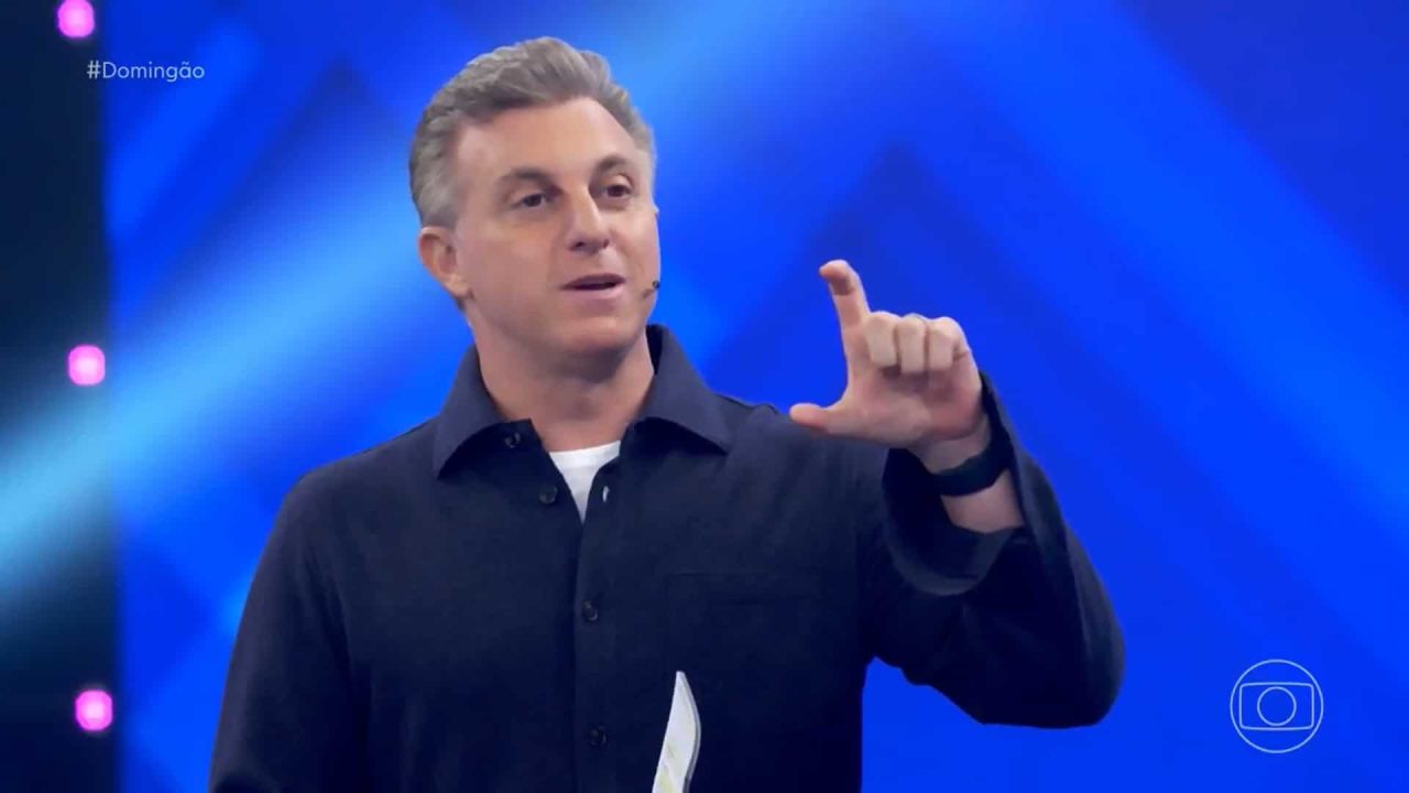 Luciano Huck no estúdio do Domingão, da Globo