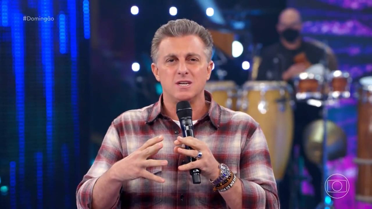 Luciano Huck no estúdio do Domingão