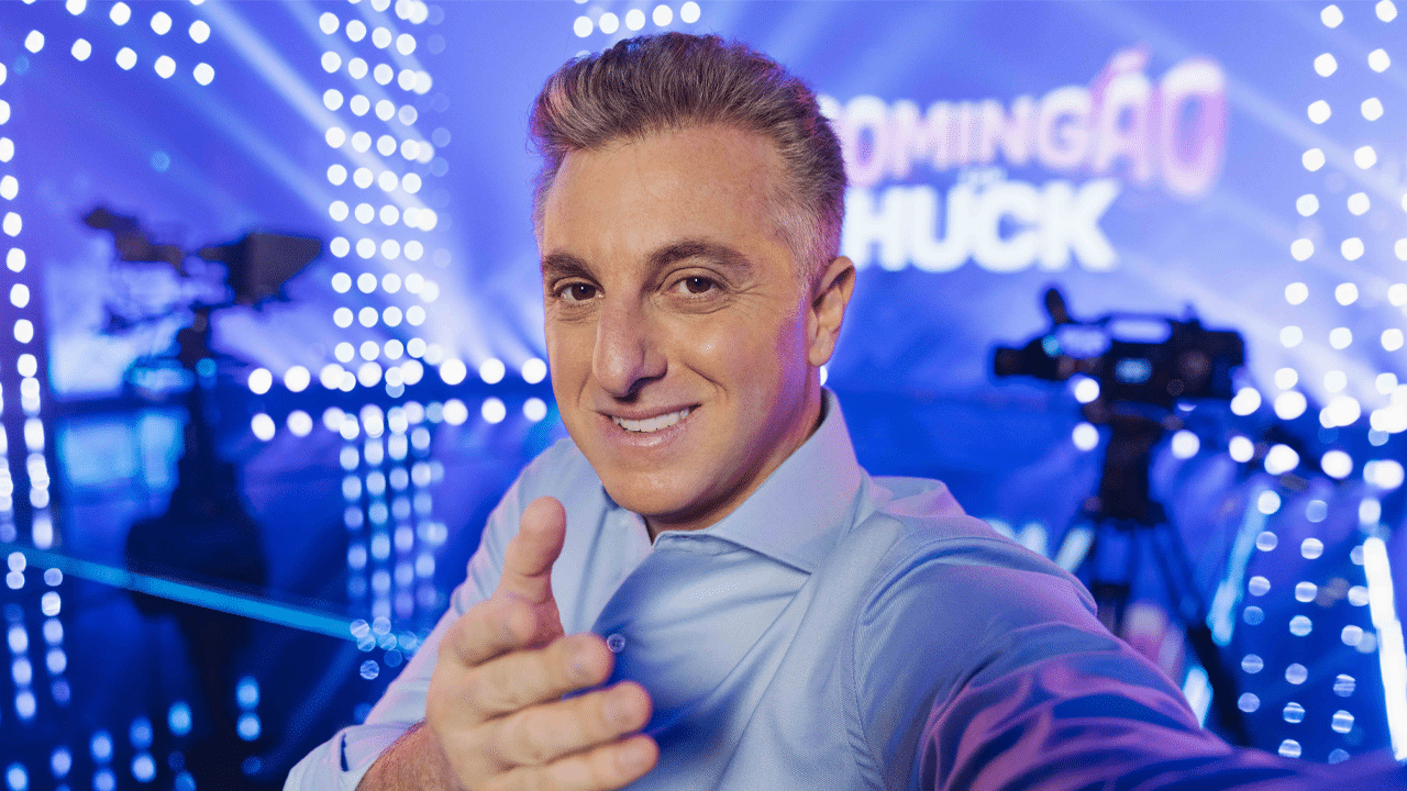 Luciano Huck em foto apontando o dedo no palco do Domingão, da Globo