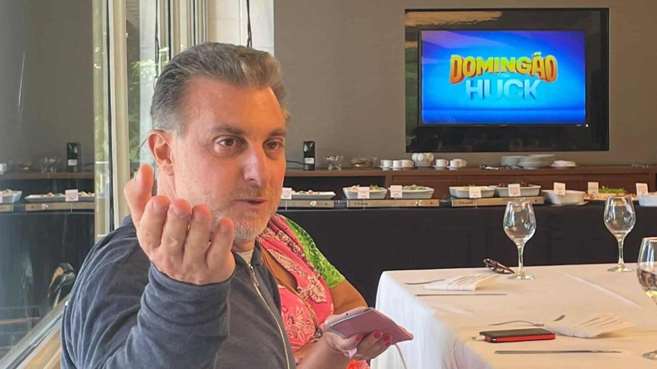 Foto de Luciano Huck em coletiva de imprensa