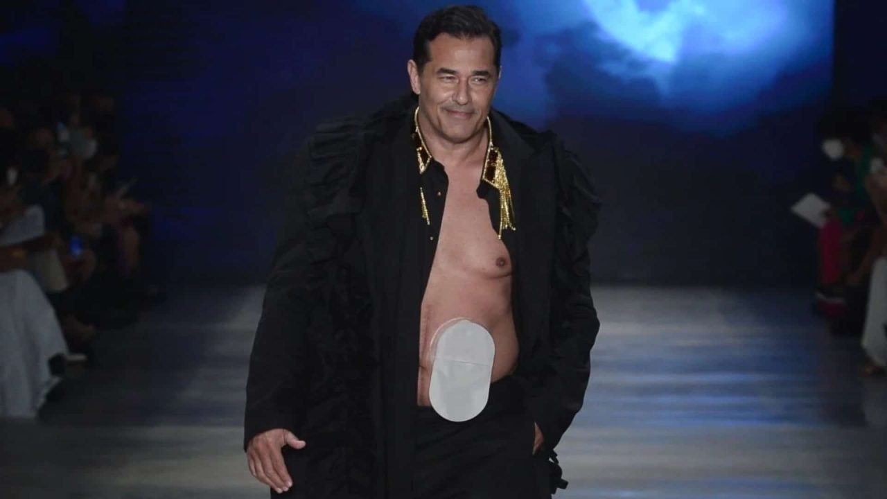 Foto de Luciano Szafir com bolsa de estomia em desfile