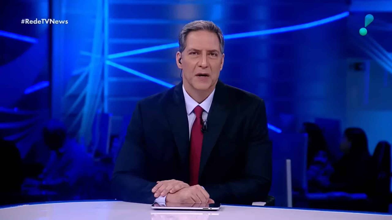 Foto de Luís Ernesto Lacombe na bancada do RedeTV! News