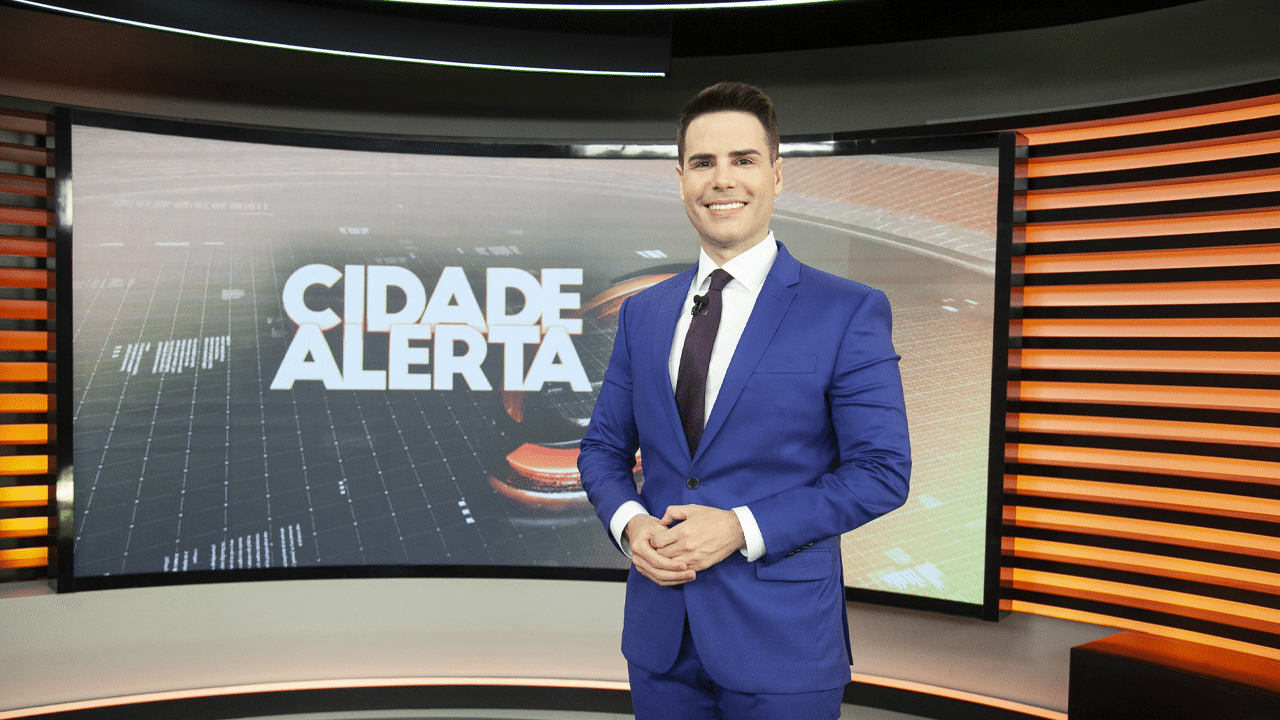 Luiz Bacci, apresentador do Cidade Alerta, no cenário do programa da Record