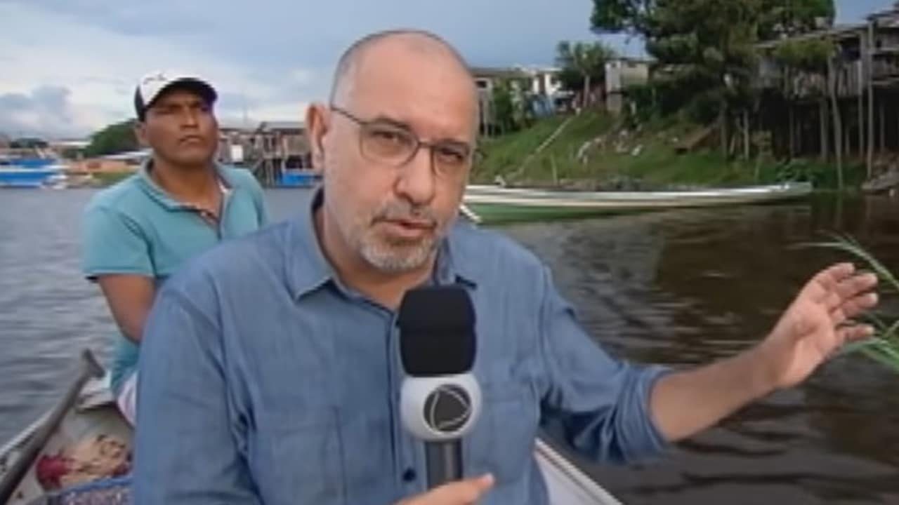 Luiz Carlos Azenha durante reportagem da Record