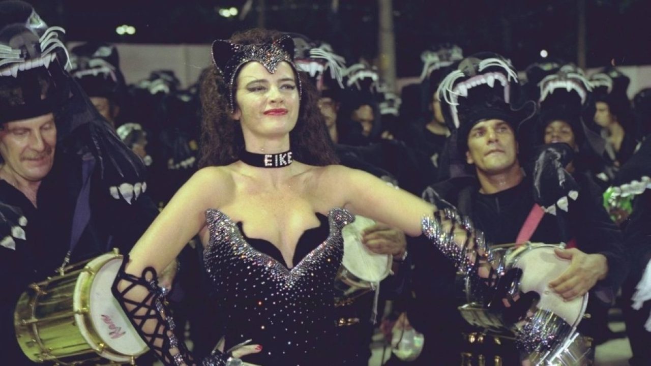 Foto de Luma de Oliveira no Carnaval de 1998