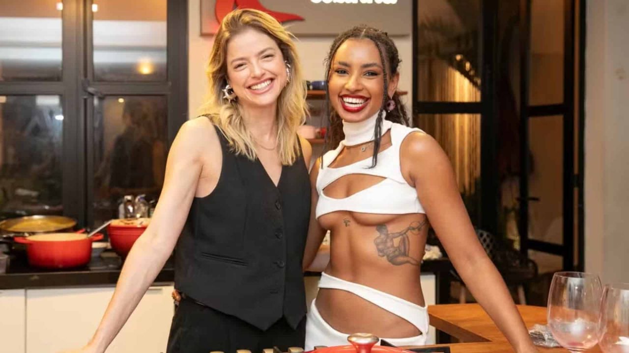 Foto de Agatha Moreira e Gabz em preparações para Mania de Você