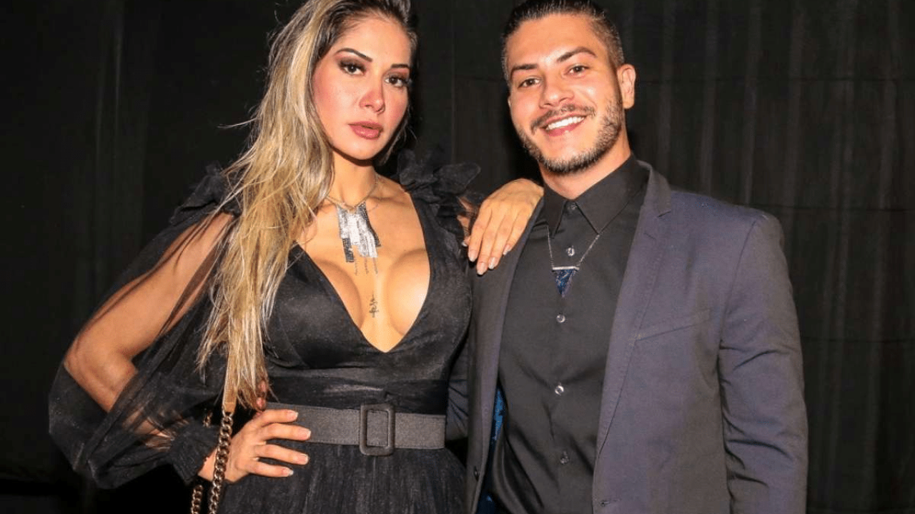 Foto do casal Maíra Cardi e Arthur Aguiar