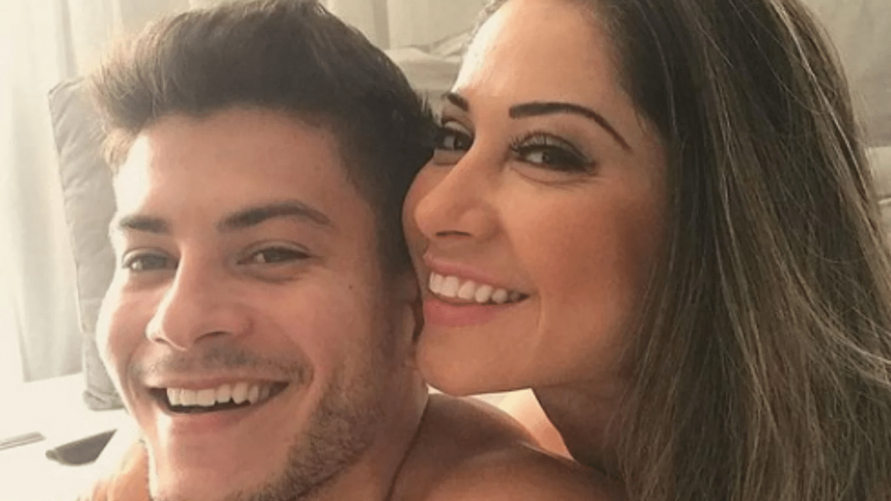 Foto de Maíra Cardi ao lado de Arthur Aguiar