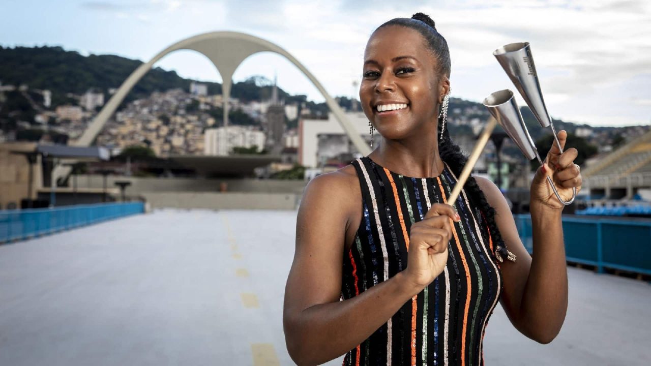 Foto da apresentadora Maju Coutinho no sambódromo do Rio de Janeiro