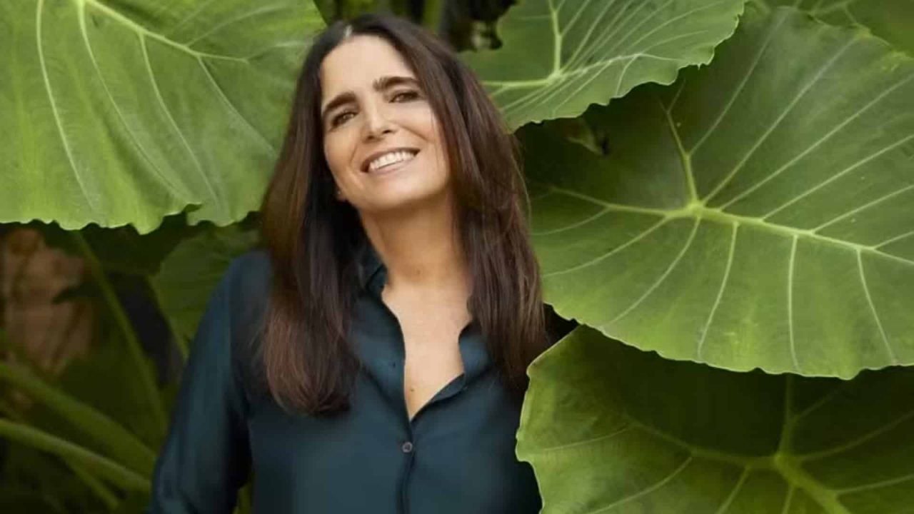 Foto de Malu Mader na frente de plantas