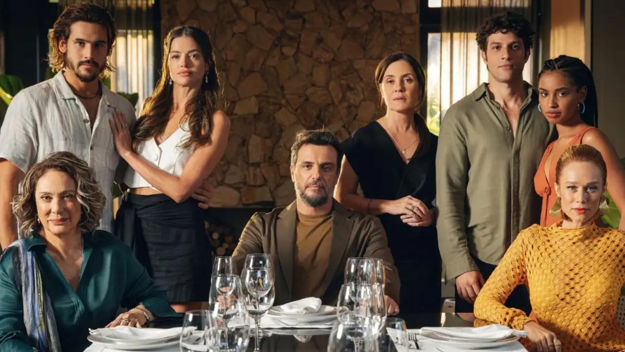 Foto do elenco de Mania de Você em torno de mesa