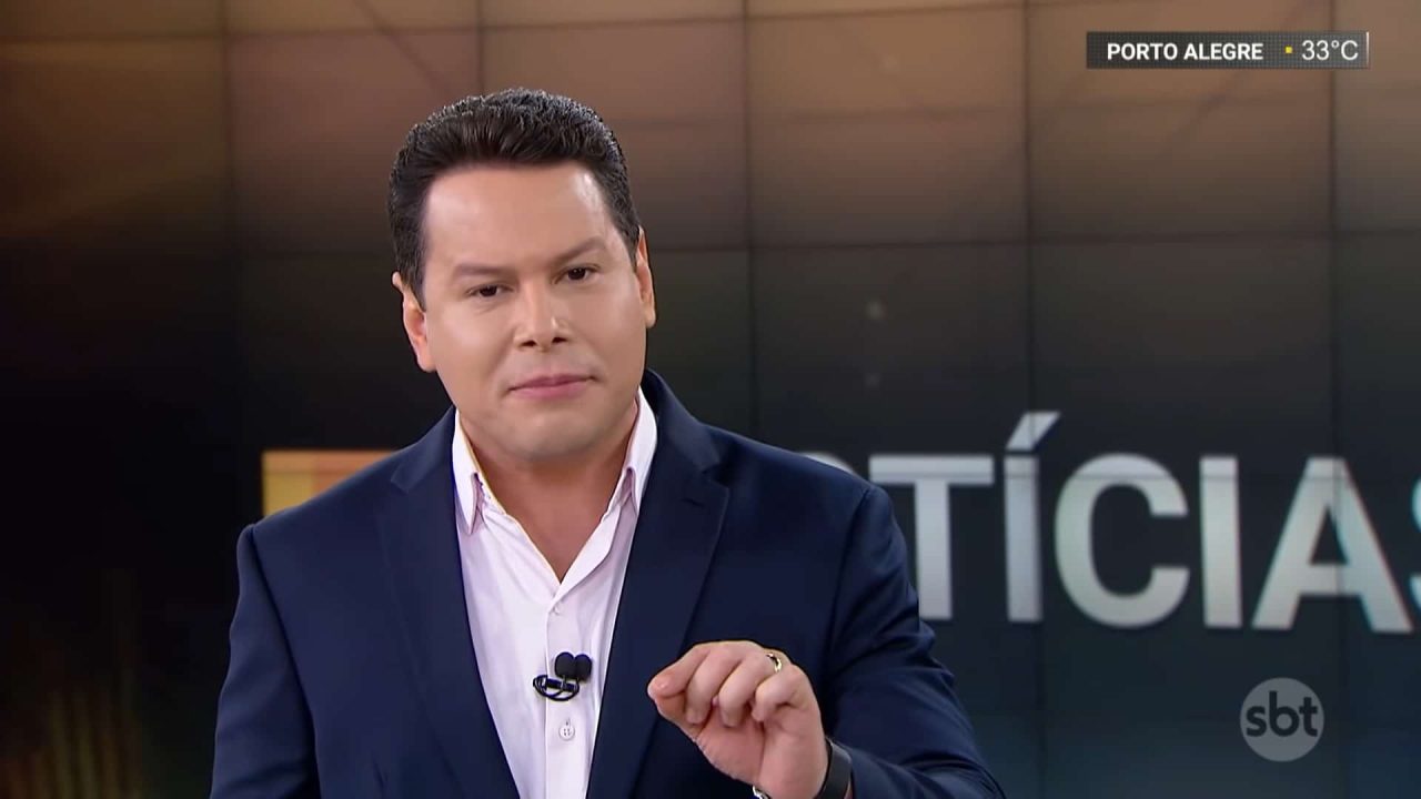 Foto de Marcão do Povo no estúdio do SBT Notícias