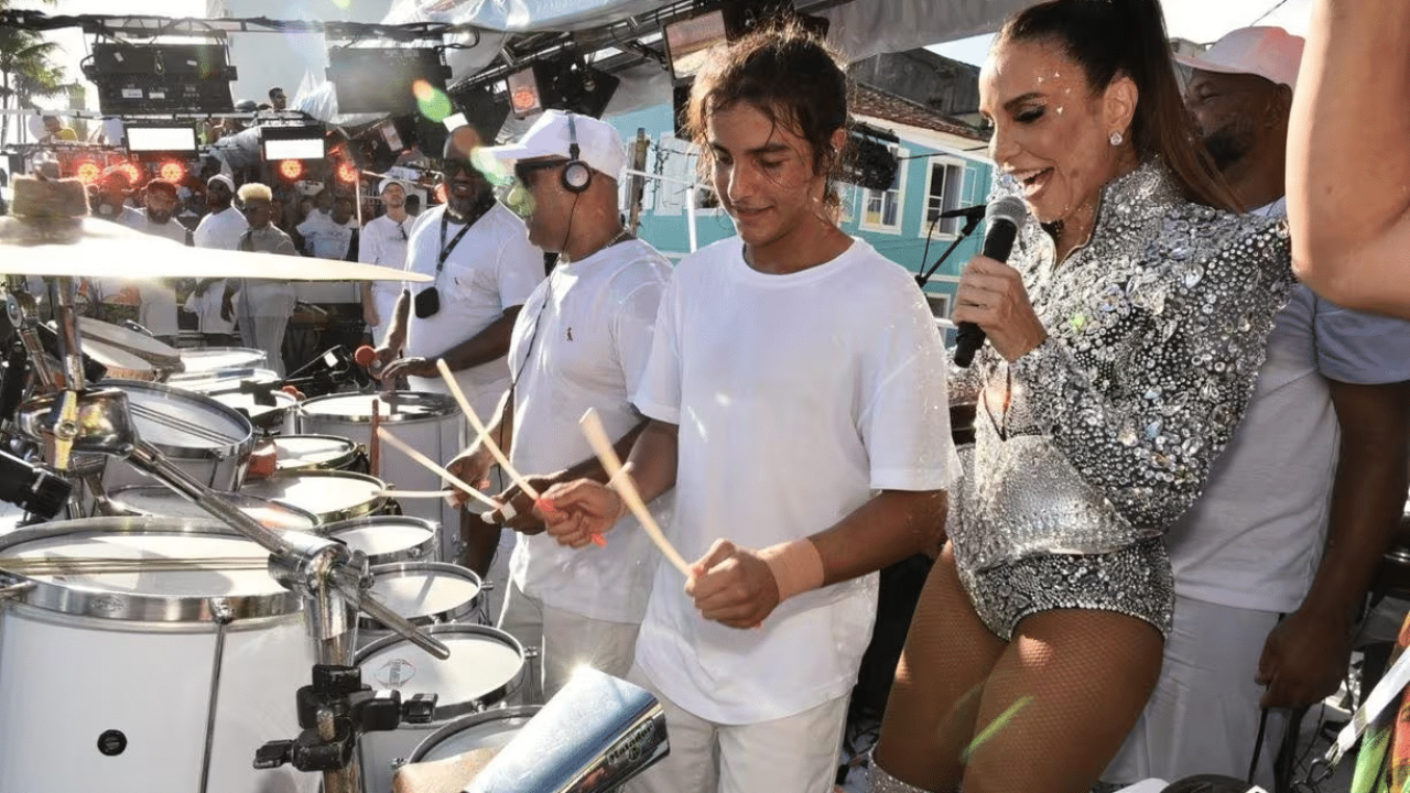 Foto de Marcelo Cady e Ivete Sangalo em apresentação de Carnaval