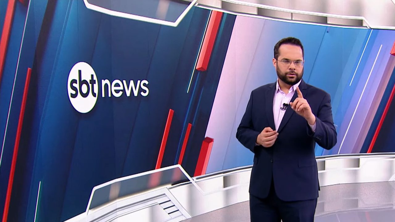 Foto do apresentador Marcelo Casagrande no estúdio do SBT News