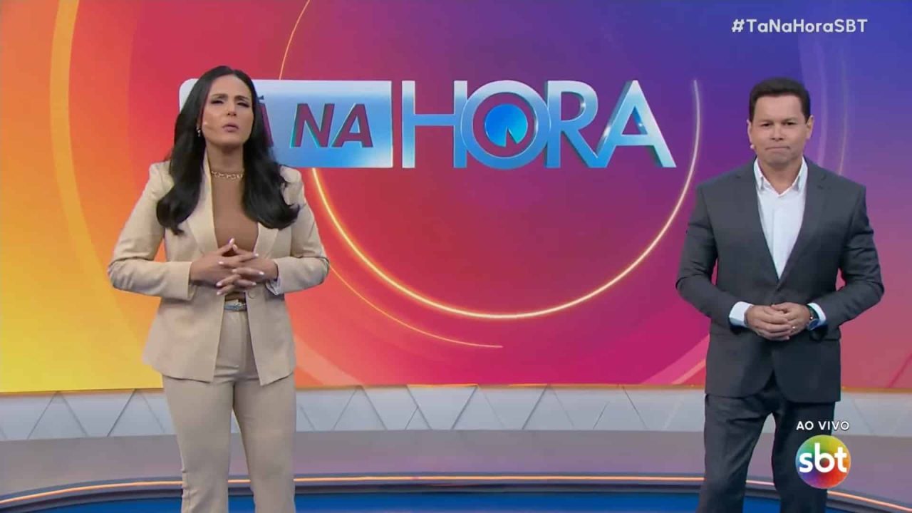 Foto de Márcia Dantas e Marcão do Povo no estúdio do Tá na Hora, do SBT