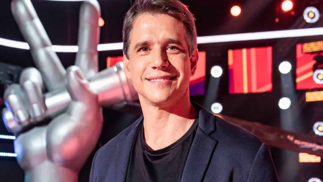 Foto de Marcio Garcia no cenário do The Voice