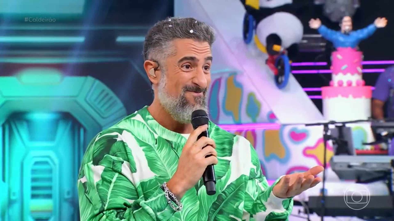 Foto de Marcos Mion no palco do programa Caldeirão