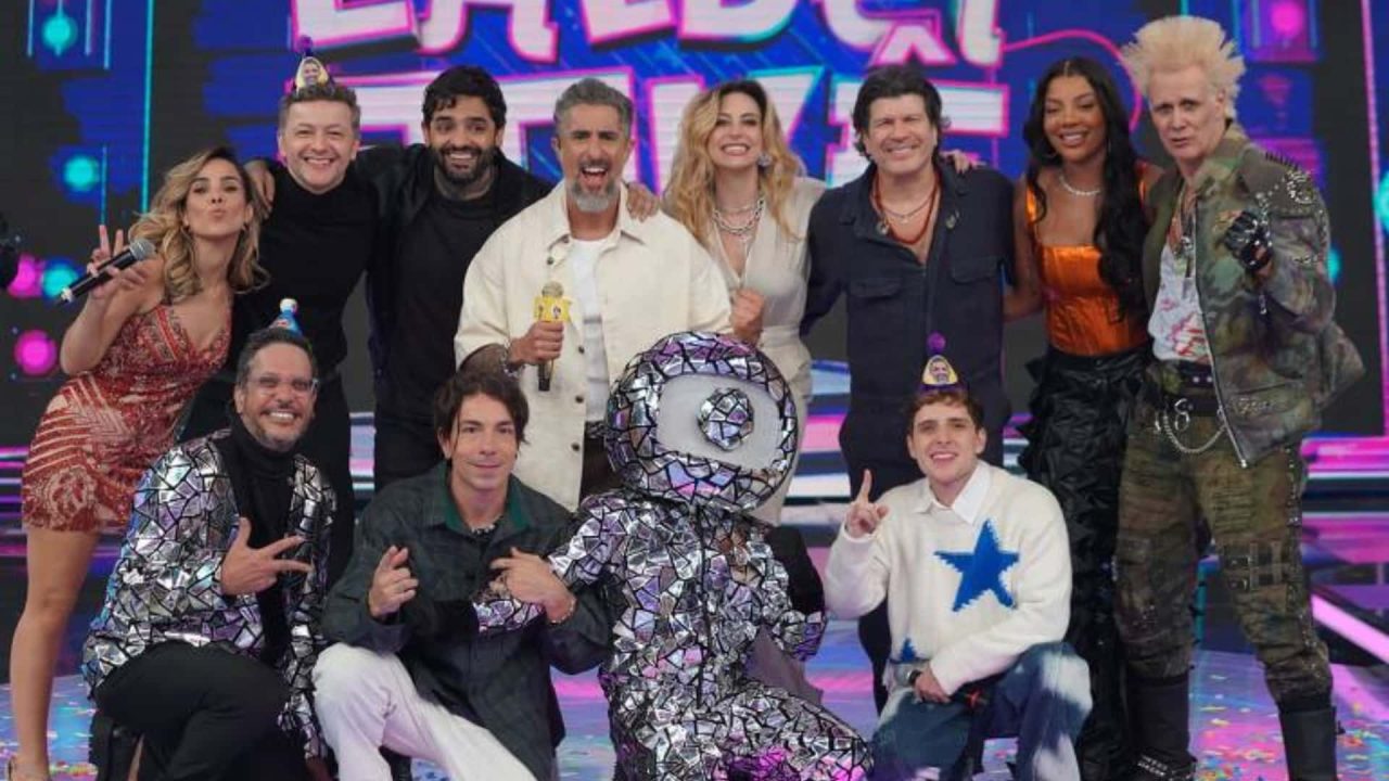 Foto de Marcos Mion durante gravação de aniversário ao lado de vários artistas na Globo