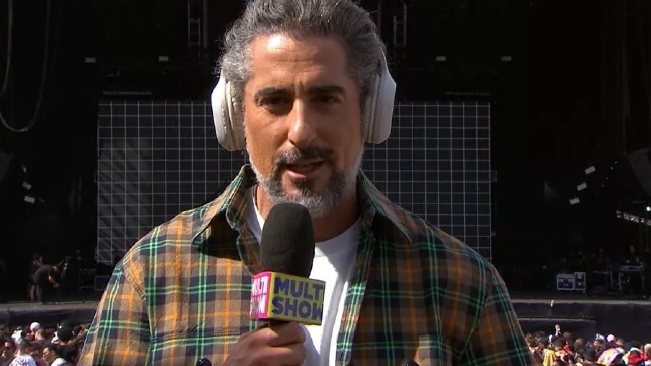 Foto do Marcos Mion no Lollapalooza de fones e camisa xadrez