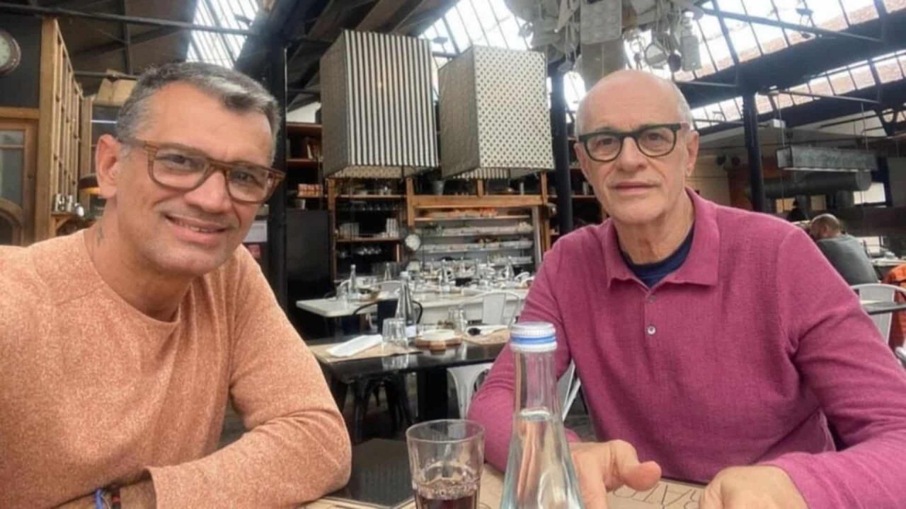 Foto de Marcos Paiva e Marcos Caruso em mesa de restaurante