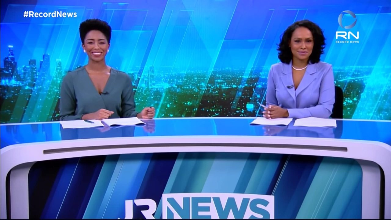 Foto de Mariana Bispo e Salcy Lima na bancada do Jornal da Record News