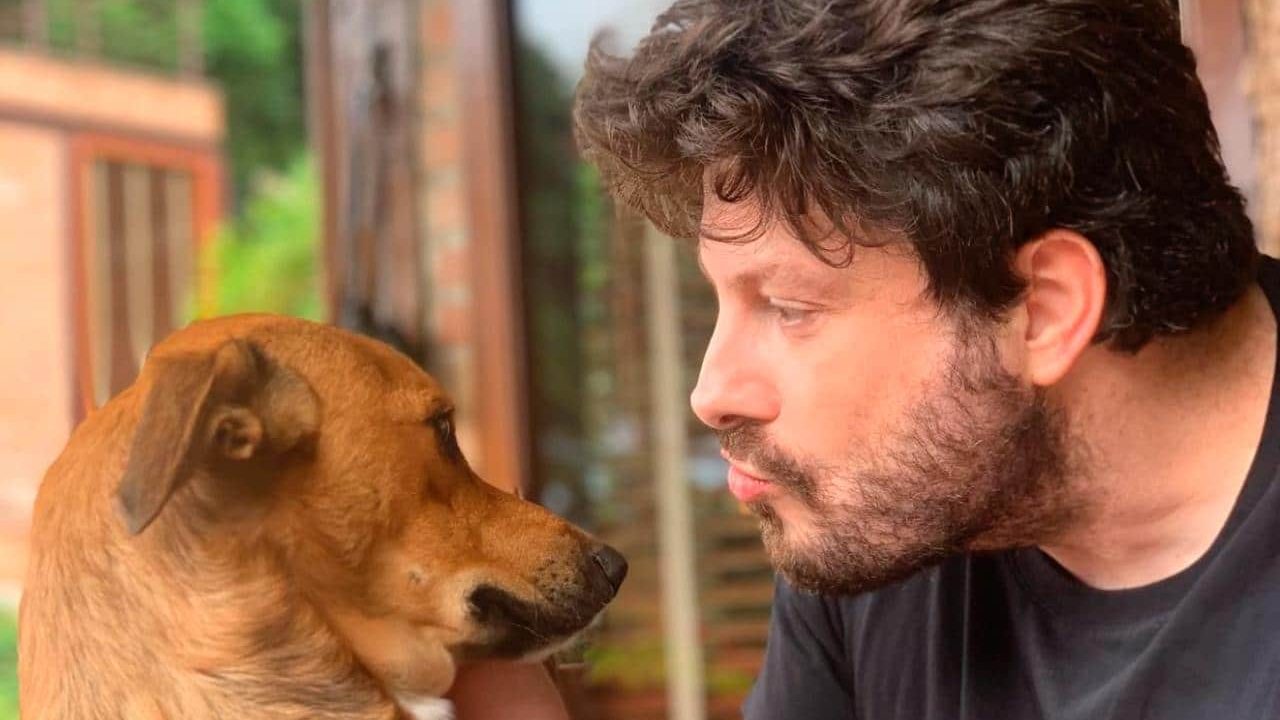 Um cachorro bem conhecido das instalações do SBT foi adotado por Danilo Gentili