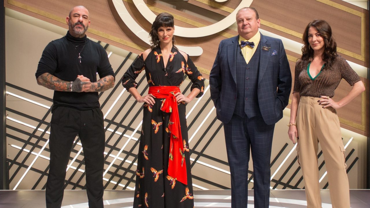 Henrique Fogaça, Helena Rizzo, Erick Jacquin e Ana Paula Padrão posam no novo cenário do MasterChef Brasil (foto: Carlos Reinis/Band)