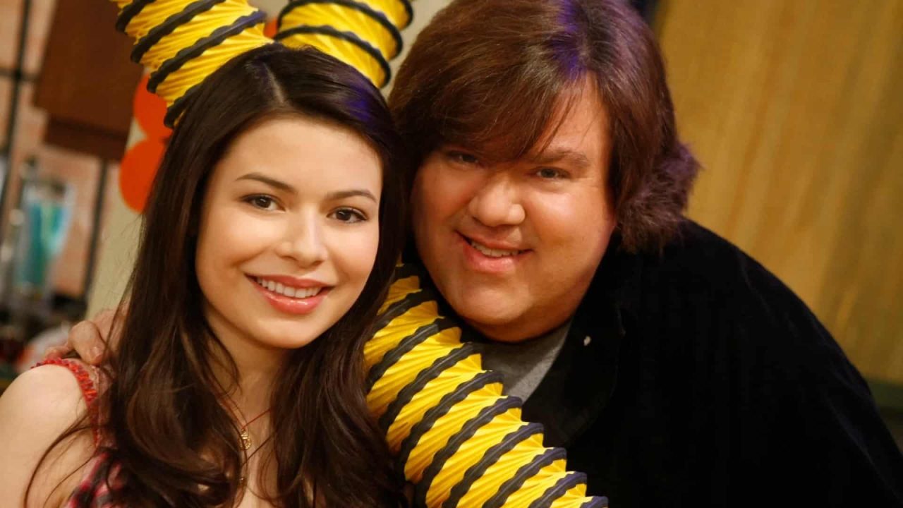 Foto de Miranda Cosgrove, que é a estrela de iCarly, ao lado de Dan Schneider