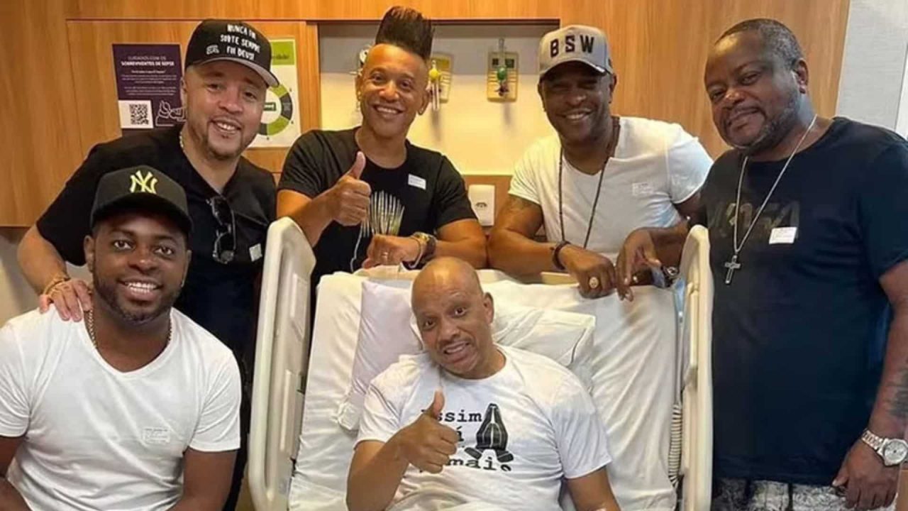 Foto de Anderson Leonardo com integrantes do grupo Molejo