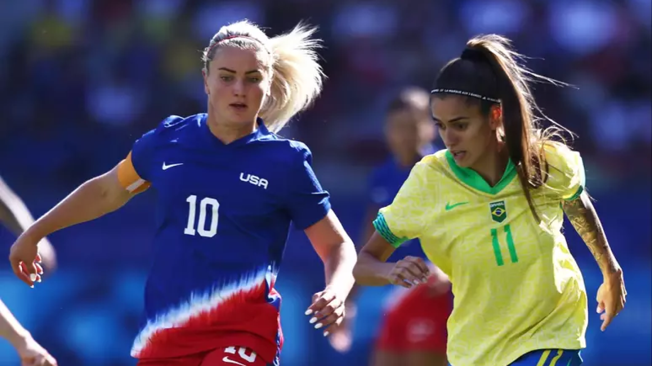 Foto de partida entre Estados Unidos e Brasil no futebol feminino