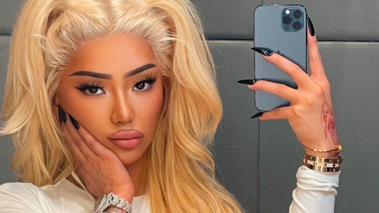 Nikita Dragun lançou sua primeira música expondo celebridades (foto: Reprodução)