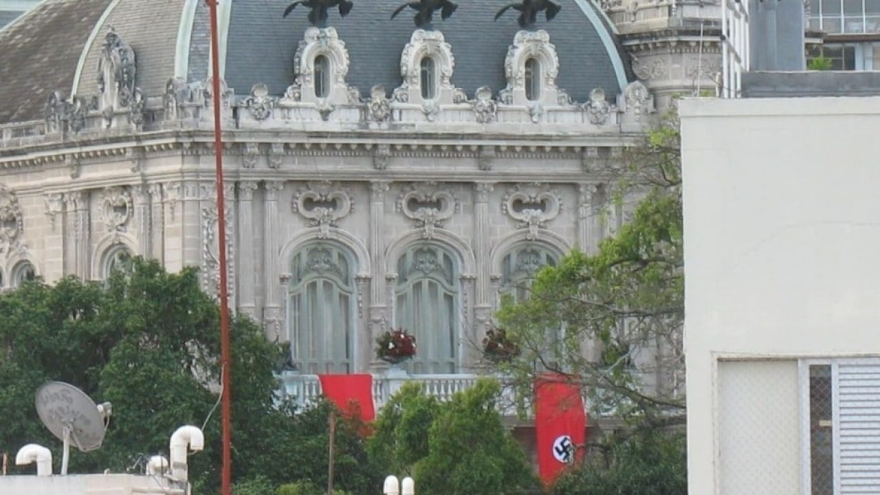 Faixas com símbolos nazistas na sede do governo do Rio de Janeiro; Globo grava série no local (foto: Reprodução/Twitter)