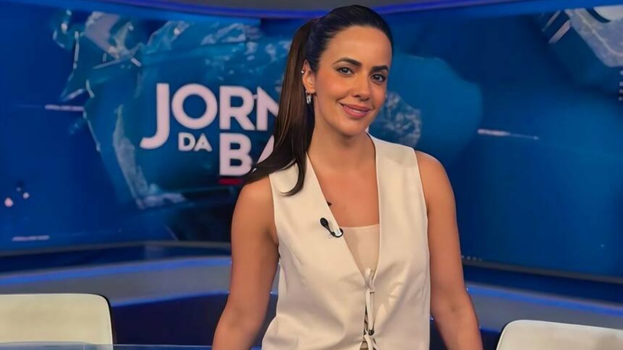 Foto de Paloma Tocci na bancada do Jornal da Band