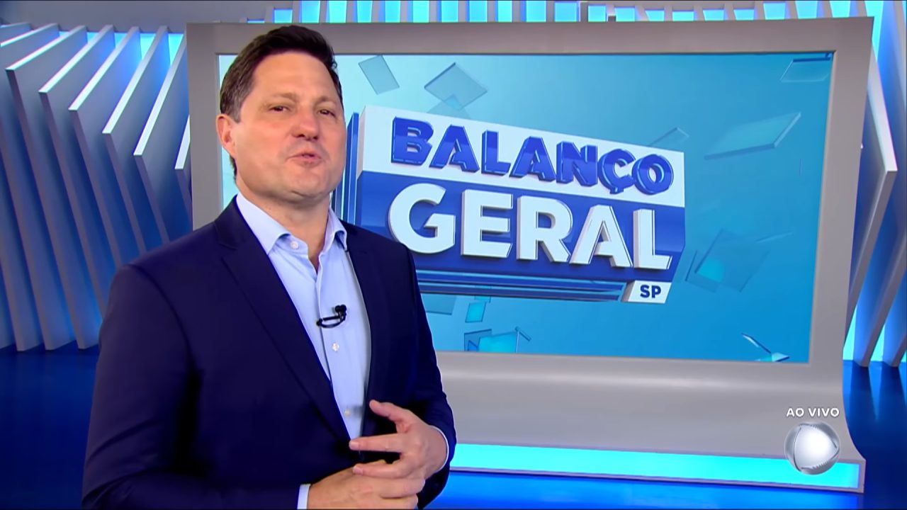 Foto do apresentador Eleandro Passaia no estúdio do Balanço Geral SP