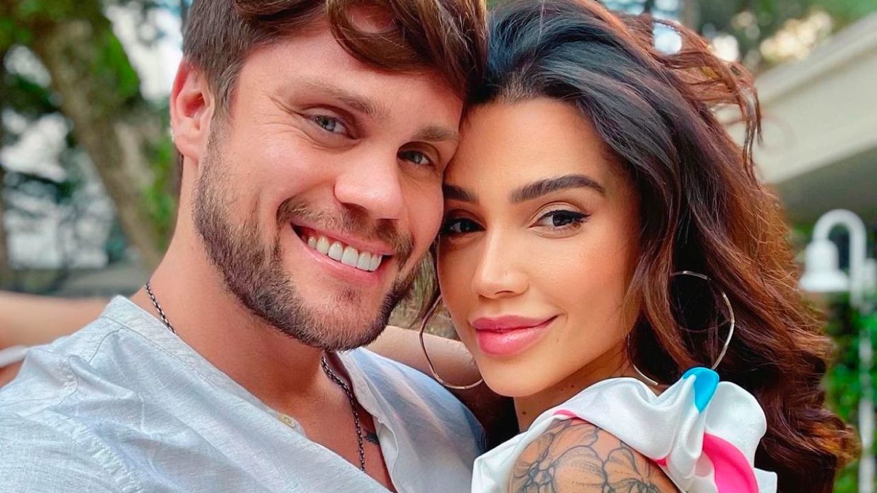 Breno Simões e Paula Amorim anunciaram que estão esperando o primeiro filho do casal