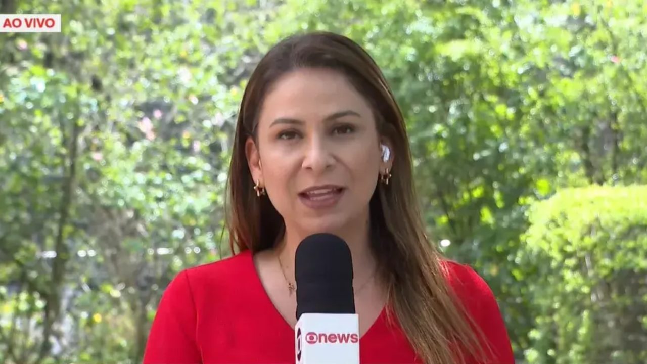 Foto da repórter da Globo Paula Araújo segurando microfone