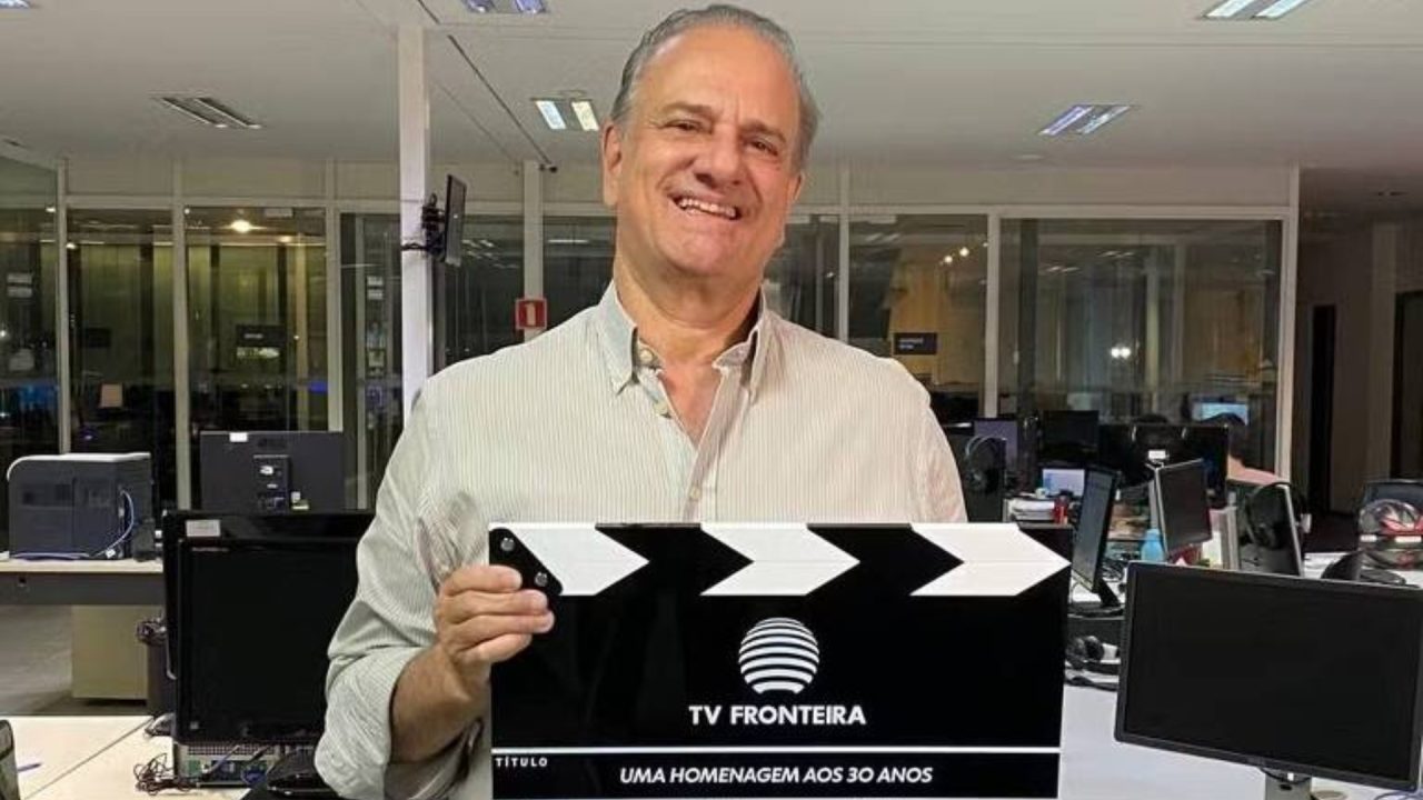 Foto de Paulo Lima segurando claquete da TV Fronteira, afiliada da TV Globo em São Paulo