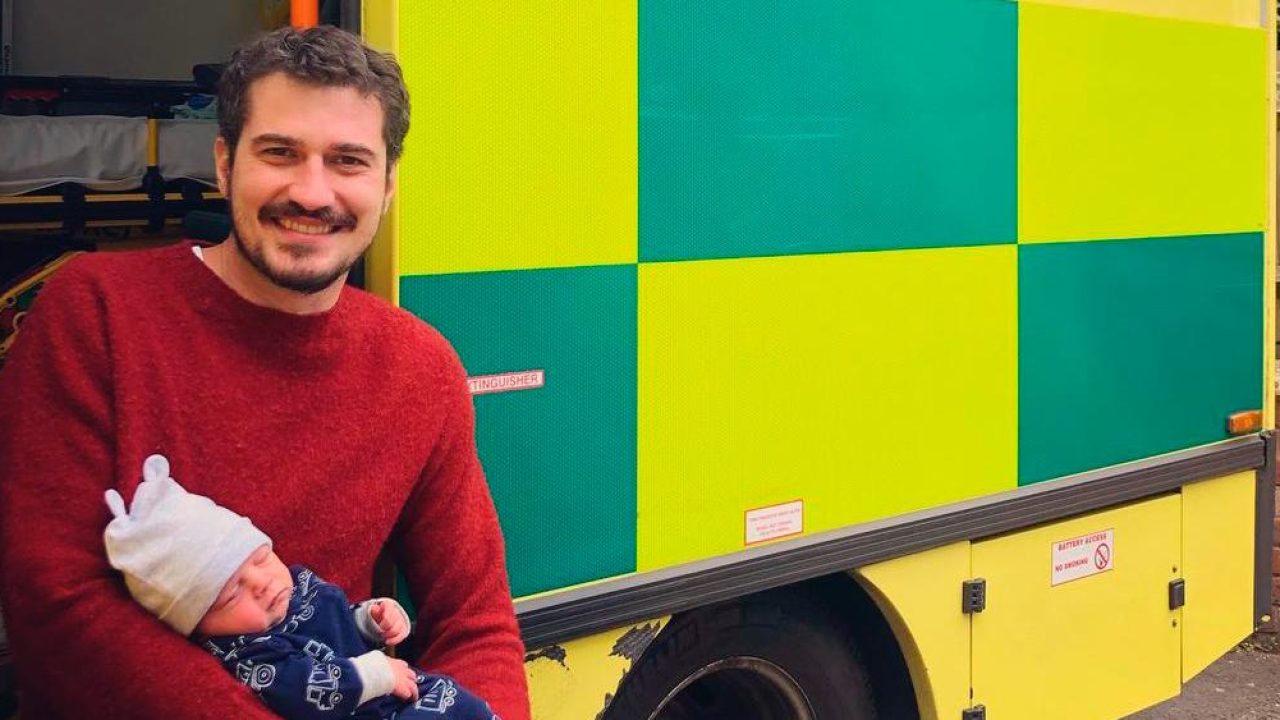 Pedro Vedova, correspondente da Globo em Londres, posa com o seu filho recém-nascido (foto: Reprodução)