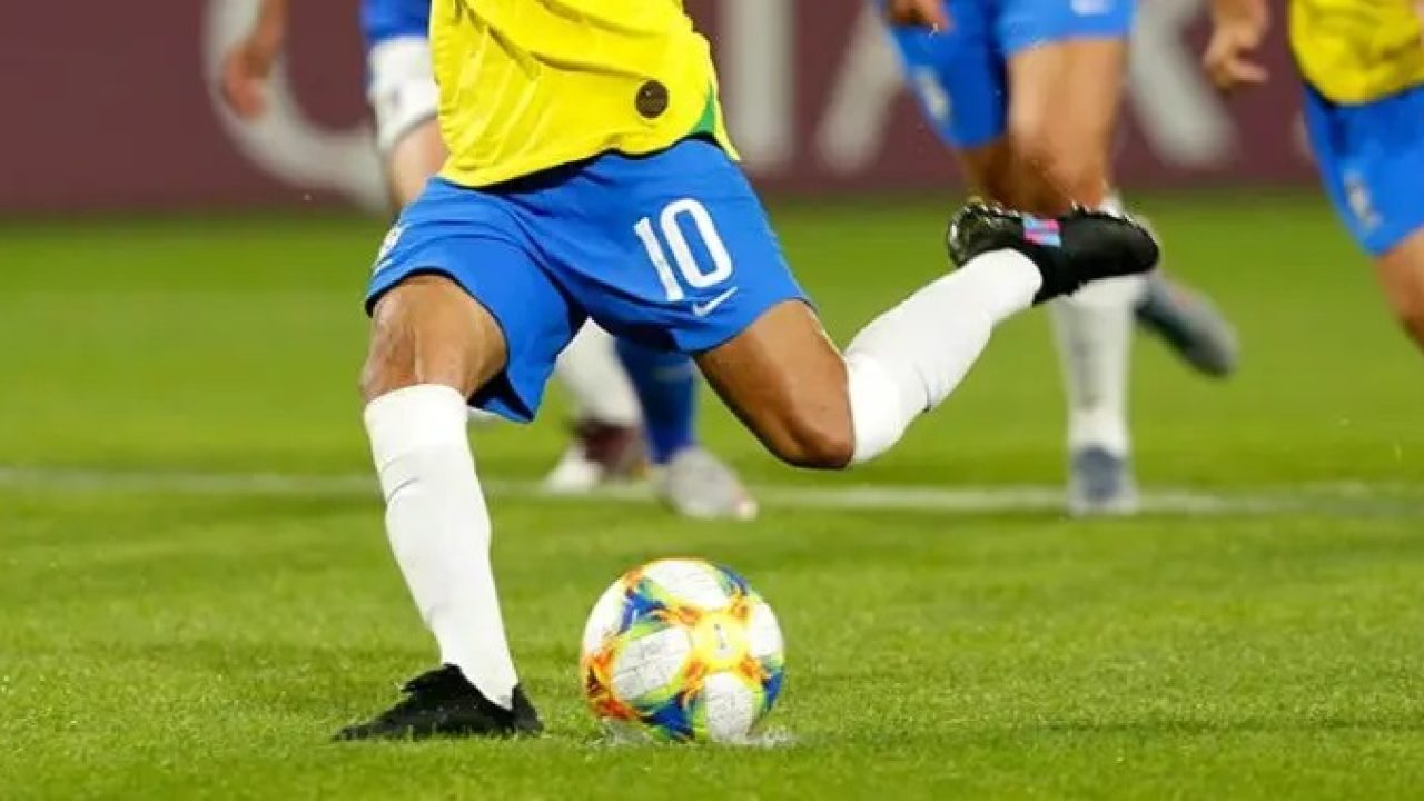 Foto do corpo da jogadora Marta exemplificando o futebol feminino